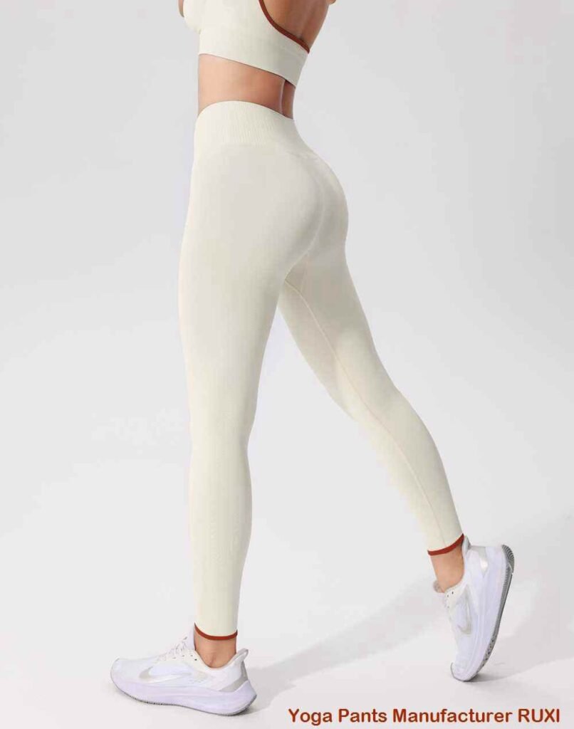 Imbracaminte eleganta de yoga la moda pentru practica ta