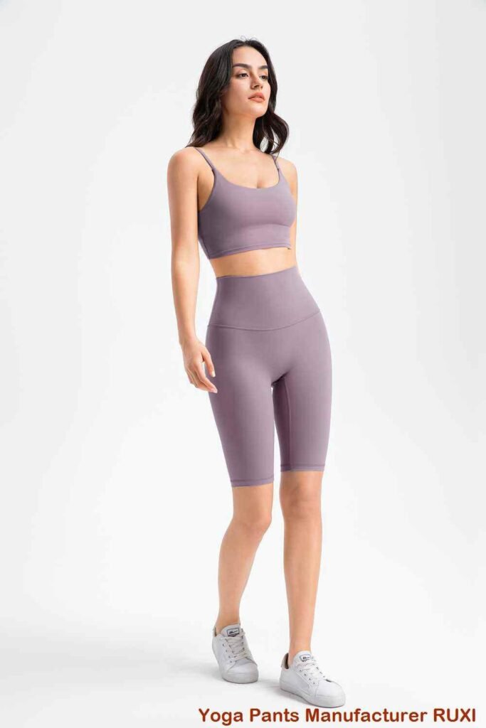 Pantaloni scurți yoga negri cu talie înaltă pentru femei